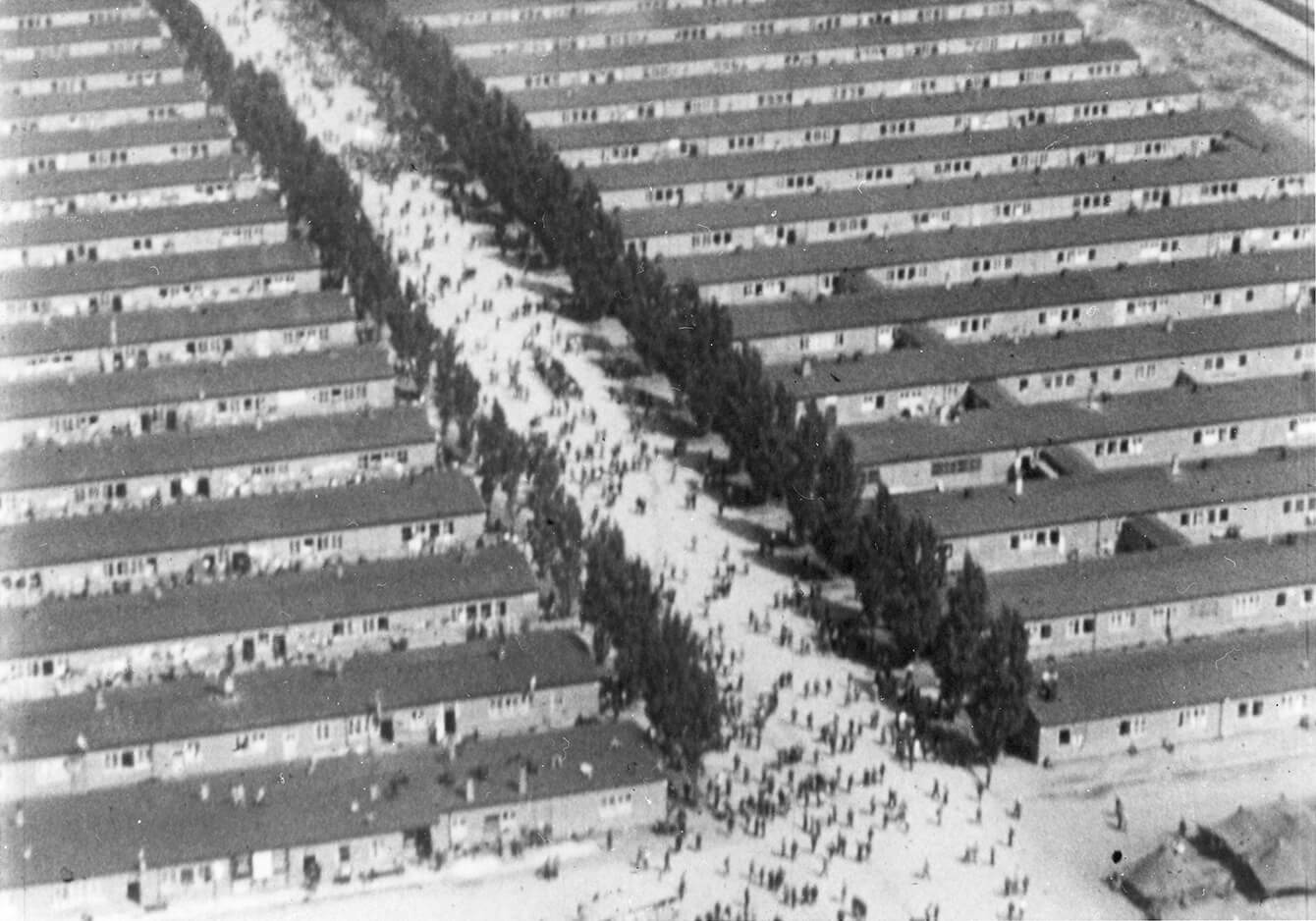 Luftaufnahme der Baracken kurz nach Befreiung, Mai 1945